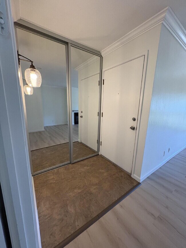 Building Photo - Updated Lauriedale 1 bd/1 ba Condo | Cats Welcome | Pools, Gym & Covered Parking | 10' x 10' Stor...