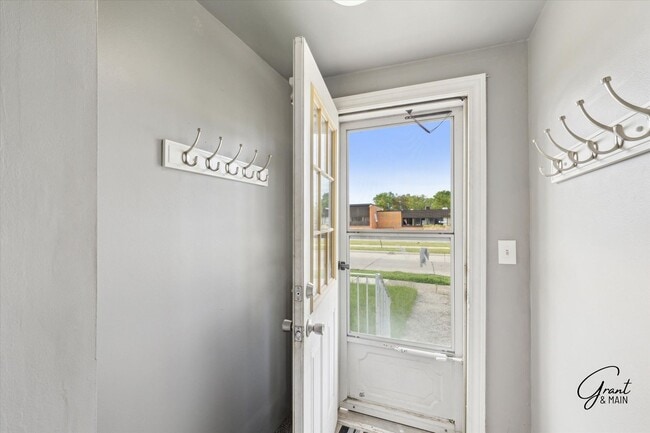 Building Photo - Two Bedroom Home in St Clair Shores - $1,400