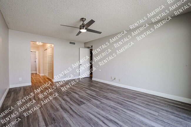 Building Photo - 10534 E Mercer Ln