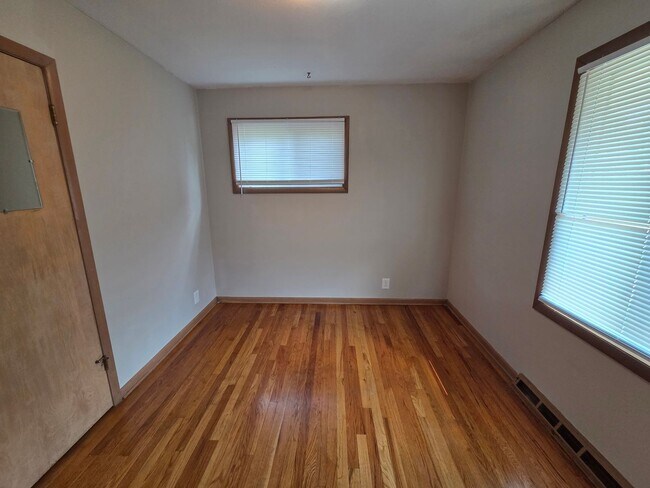 Building Photo - Charming Westside ranch with updates throu...