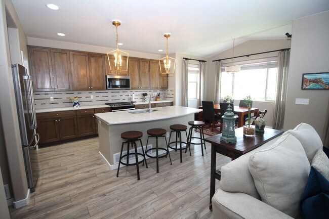 Building Photo - Amazing 4bdrm home in Forest Lakes