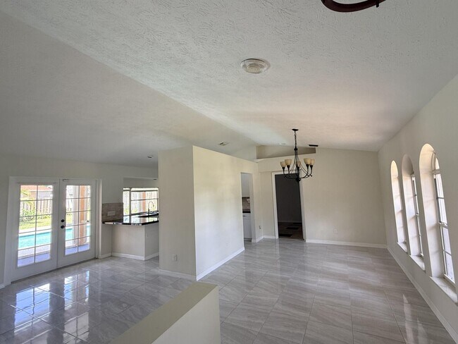 Building Photo - 790 SE Ablett Ln