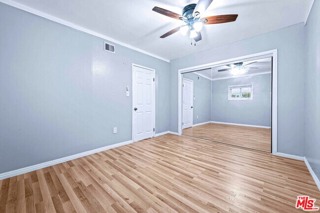 Building Photo - 12801 Moorpark St