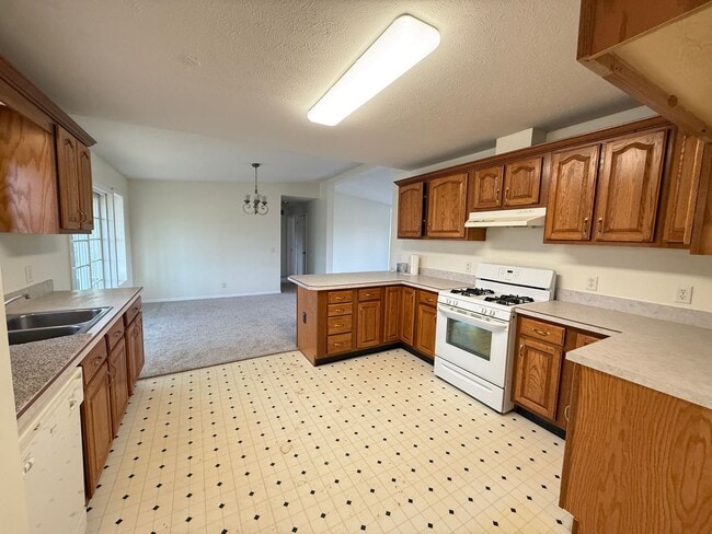 Building Photo - Spacious 3-Bedroom Home with Sunroom and Attached 2-Car Garage in Manchester, MI