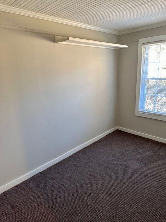 Building Photo - Won't LAST 2 Bedroom 1 bath Home with BONU...