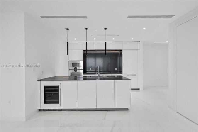Building Photo - 300 Biscayne Blvd Way