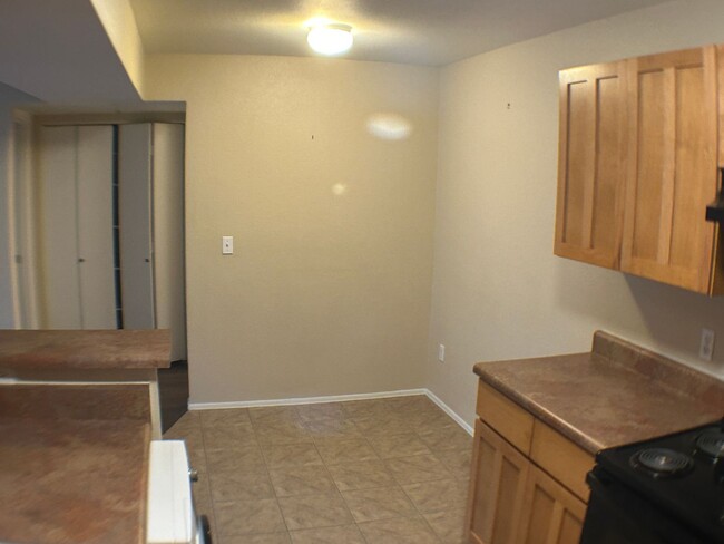 Building Photo - Beautiful 2 bedroom 2 bathroom condo (Avai...