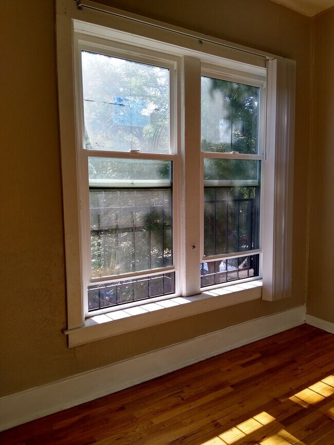 Building Photo - Charming Cap Hill 1 Bedroom w/ Claw Foot Tub