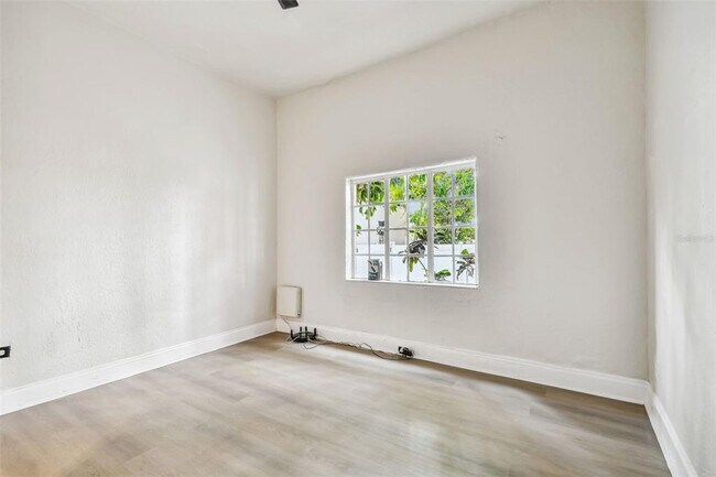 Building Photo - 2102 W La Salle St
