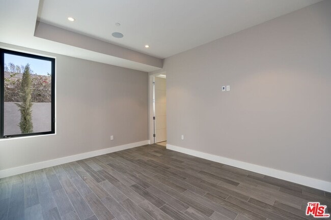 Building Photo - 159 S Bowling Green Way