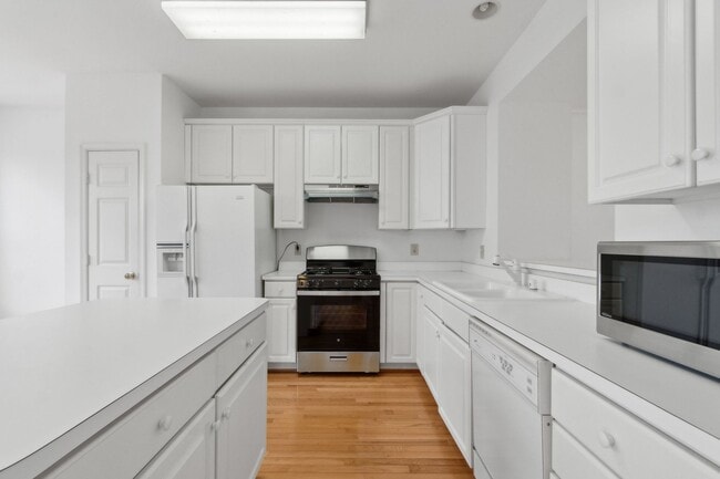 Building Photo - Wonderful Townhome