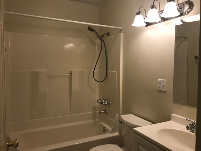 Building Photo - 2 Bedroom Duplex ~ Albany ~ Pet Friendly