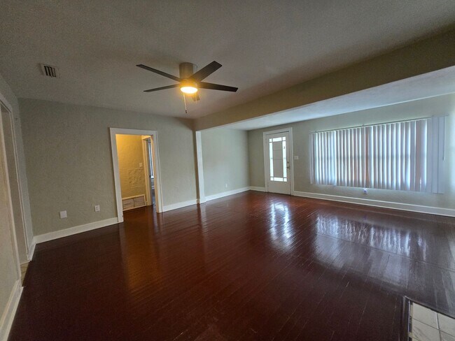 Building Photo - AVAILABLE NOW - Charming 3 Bed / 2 Bath Ho...