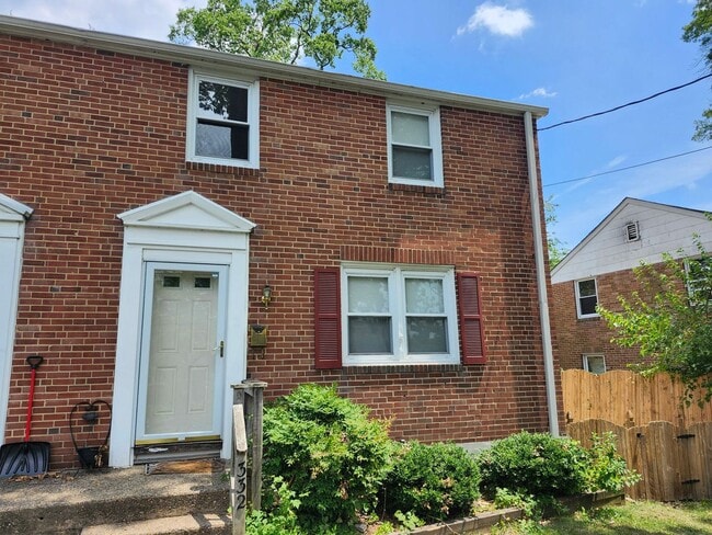 Primary Photo - Recently renovated 3-bedroom, 1.5 bath twi...
