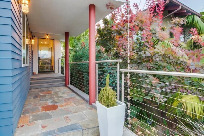 Building Photo - 738 Castro St