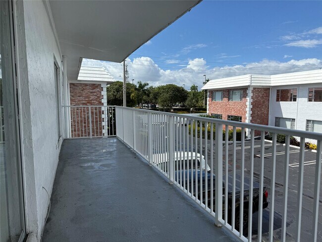 Building Photo - 412 S Cypress Rd