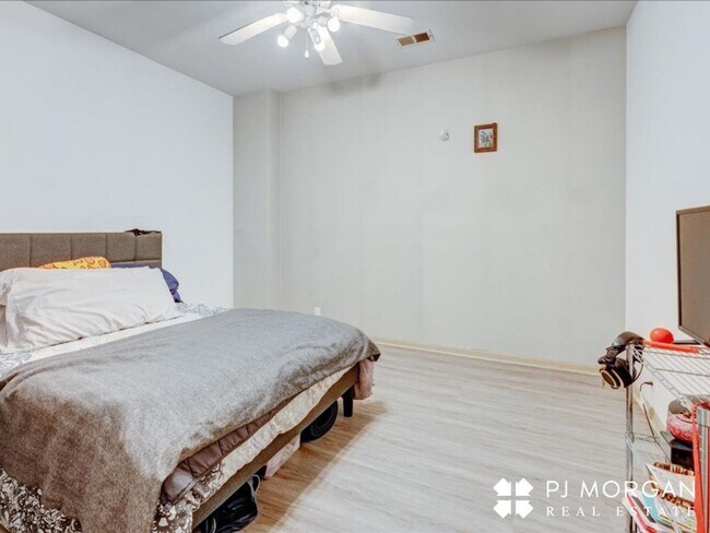 Building Photo - Great downtown location!