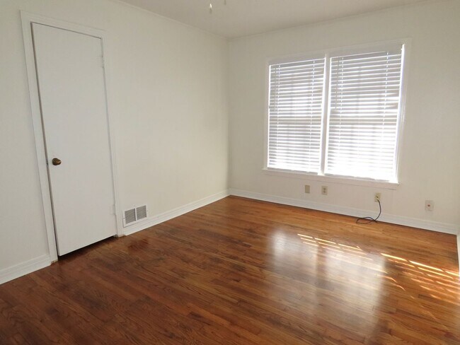 Building Photo - Lovely Updated 3 Bedroom, 2 Bath House in ...