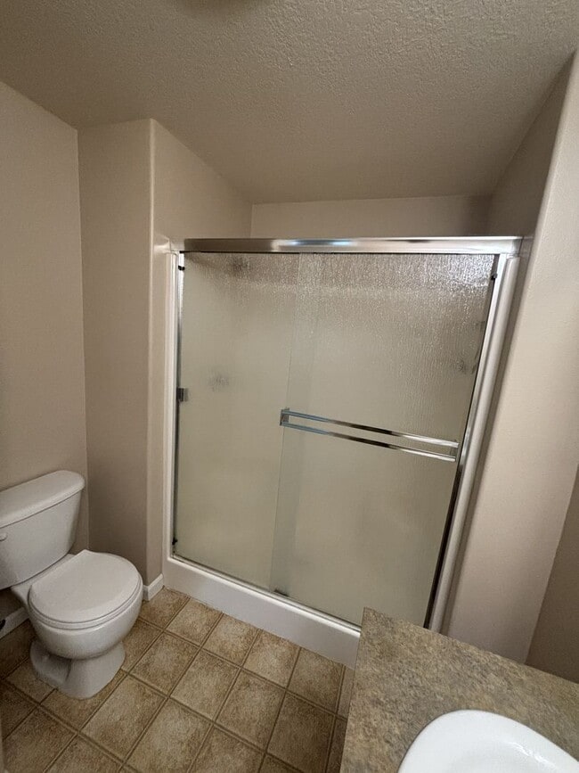 Building Photo - Great Location!  Well maintained Townhome , one car garage, fenced backyard!