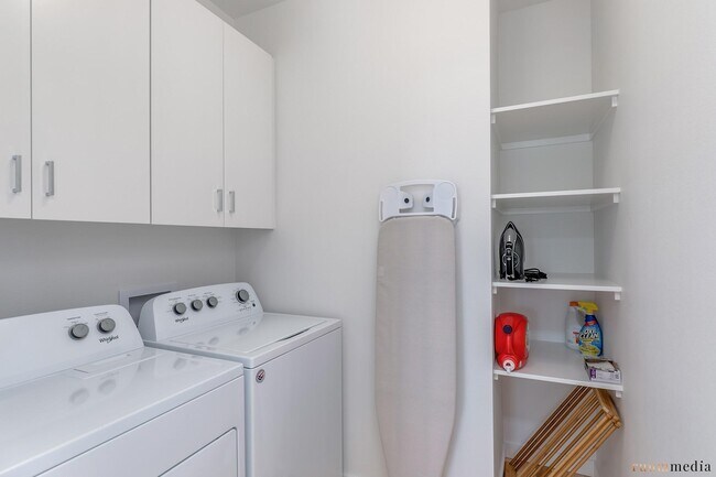 Building Photo - 2038 NE Morgan St. A