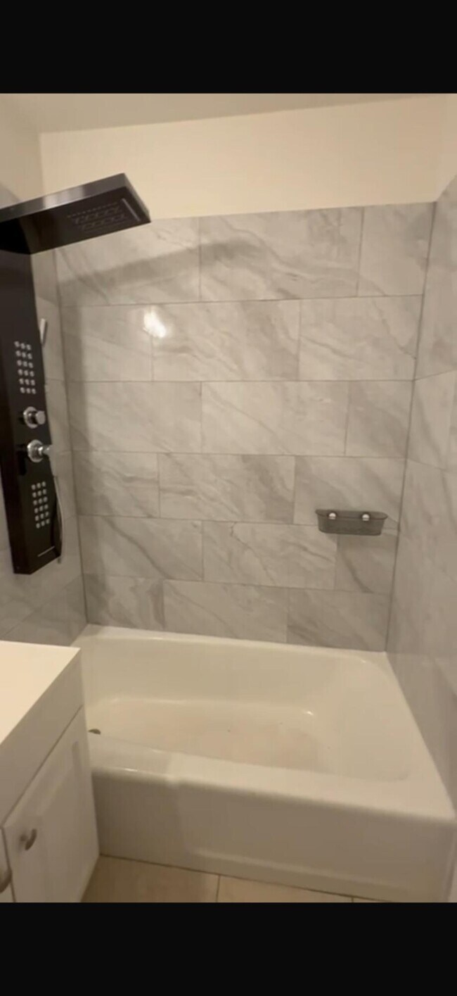 Building Photo - 826 NE 16th St