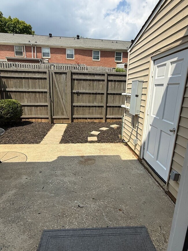 Building Photo - Beautifully updated 3-bedroom townhome in the heart of South Charlotte.