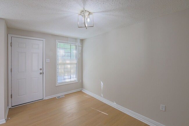 Building Photo - JUST RENOVATED Huge 3 bedroom 3 bathroom t...