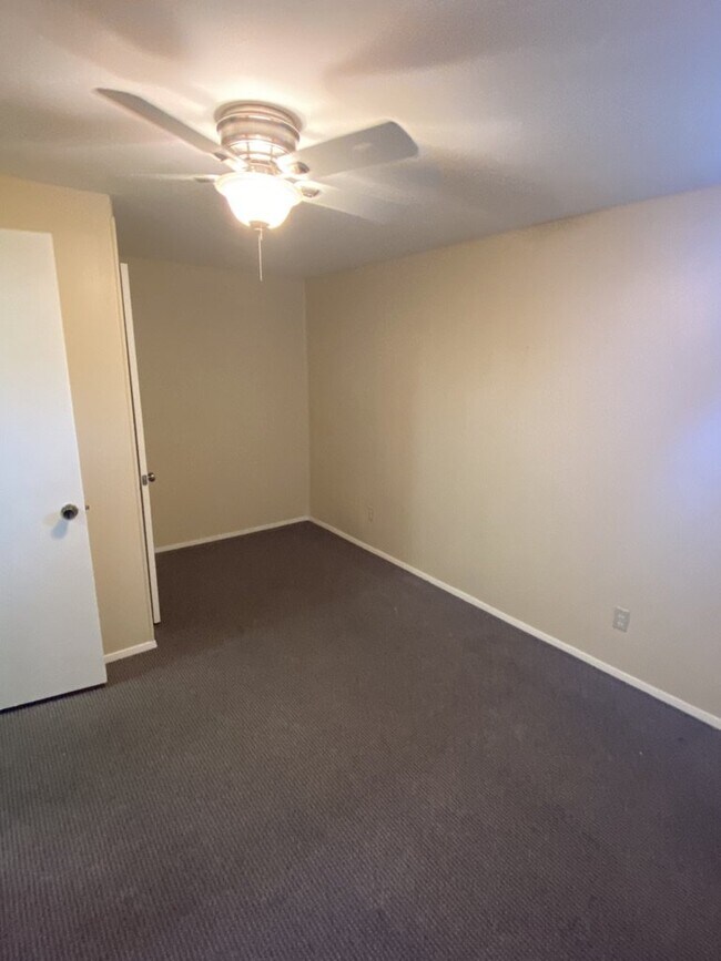 Building Photo - AVAILABLE IMMEDIATELY! Five bedroom house ...