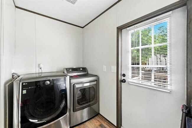 Building Photo - 102 Pink Dahlia Dr