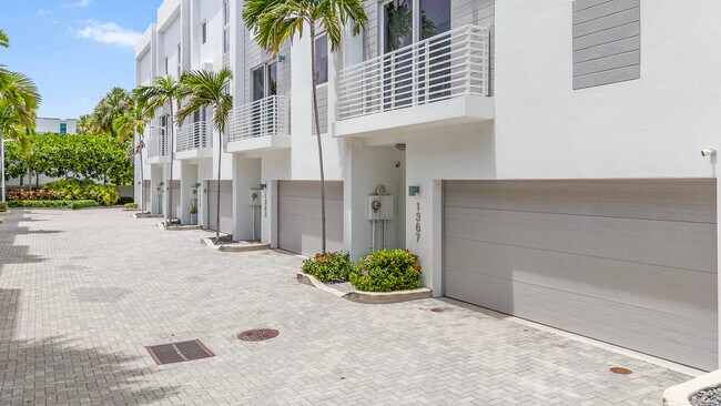 Building Photo - 1367 N Ocean Blvd
