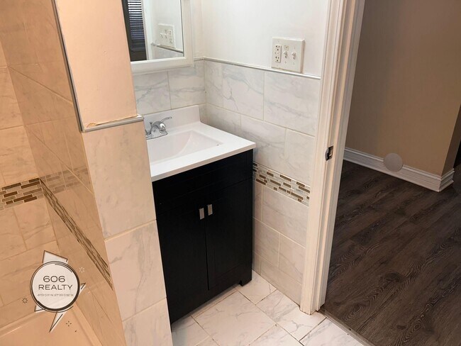 Building Photo - Rehabbed Units in Cicero! SPECIAL OFFER!