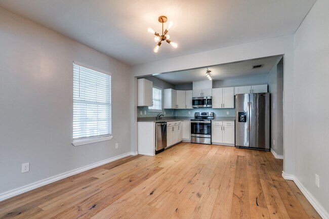 Building Photo - BLUE BONNET HILLS 3-BEDROOM