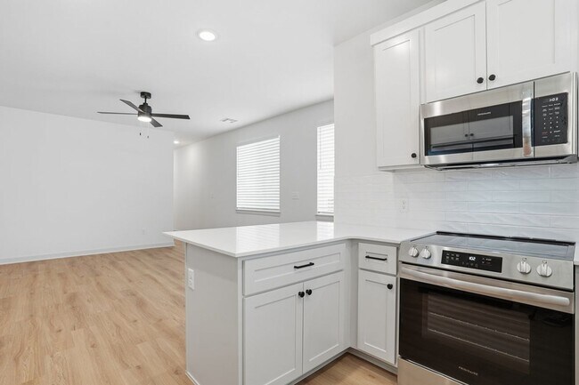 Building Photo - 3 Bed | 2 Bath Luxury Duplex