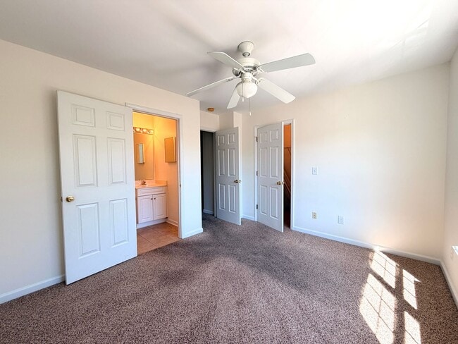 Building Photo - Spacious 3BR/3BA AVAILABLE NOW!