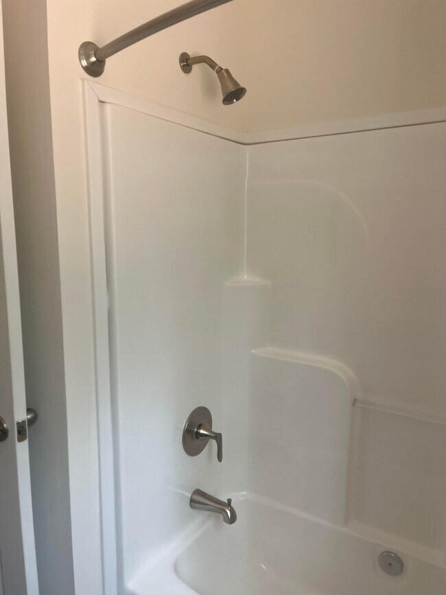 Bathroom Shower/Bath - 4037 Tower Rd