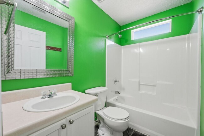 Building Photo - 3 Bedroom in Central Crestview!