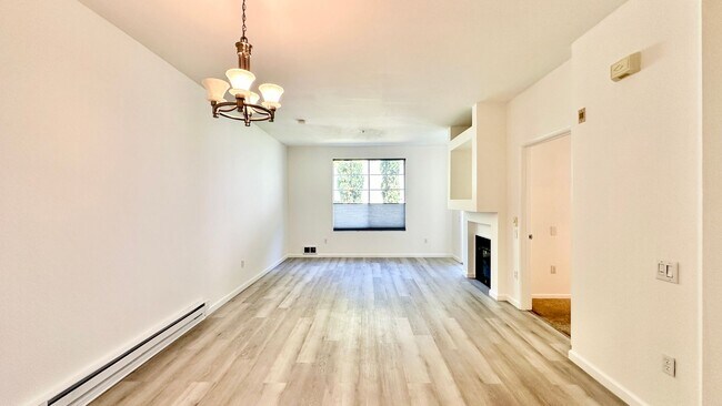 Building Photo - Bright + Spacious First-Floor Condo in Par...