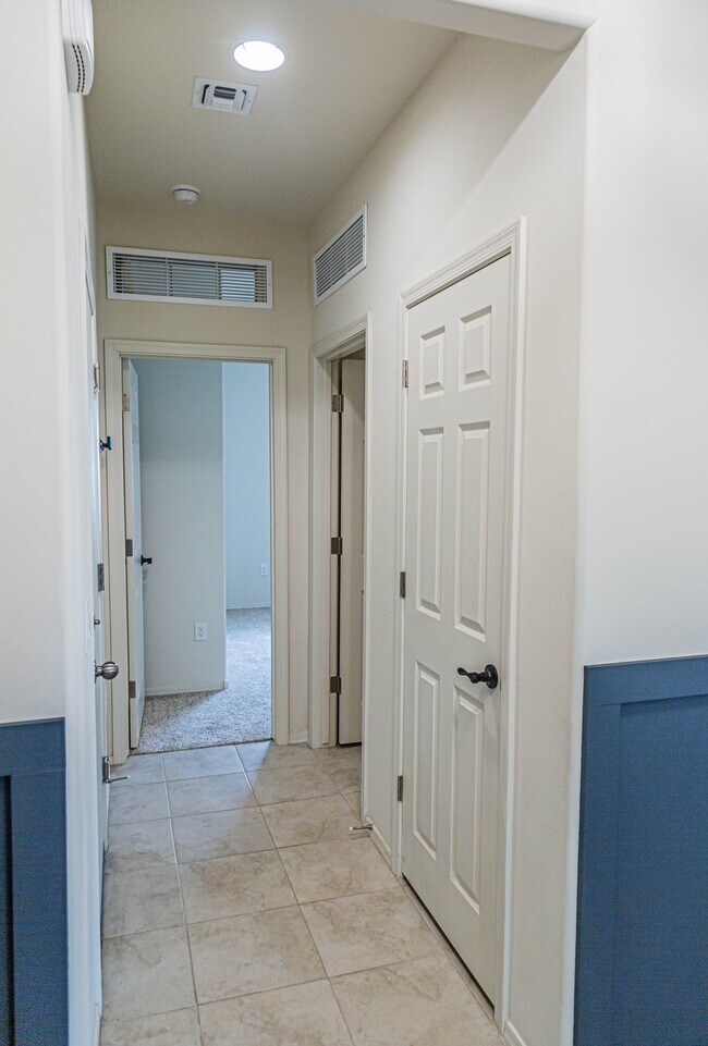 Building Photo - 12640 N Wildrose Dr