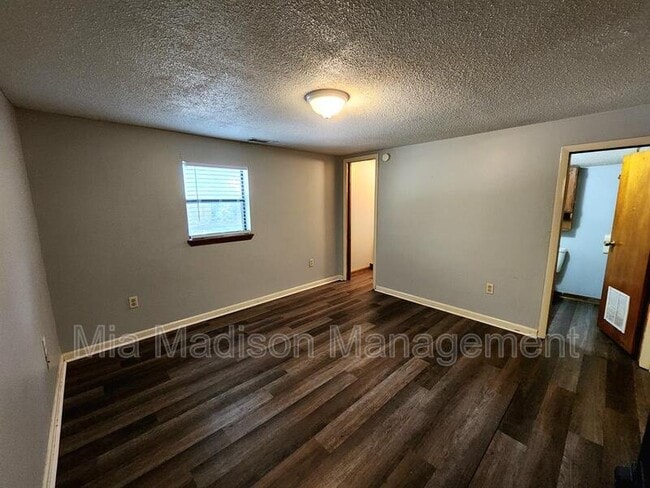 Building Photo - 40 1/2 Wesley St Lower