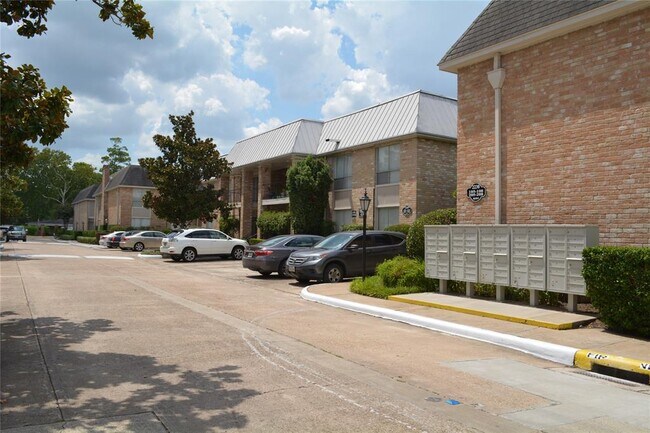 Building Photo - 2230 S Piney Point Rd