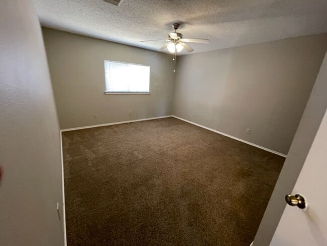 Building Photo - Move In Ready Well-Maintained 3-Bedroom Ho...