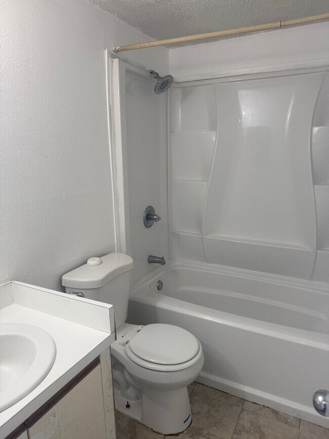 Building Photo - 3 bedroom 2 bath duplex