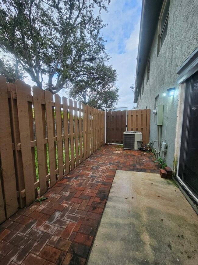 Building Photo - 331 Cypress Way W