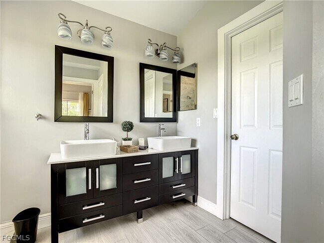 Building Photo - 13633 Admiral Ct