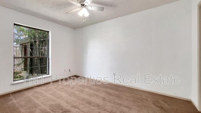 Building Photo - 605 San Saba Ct