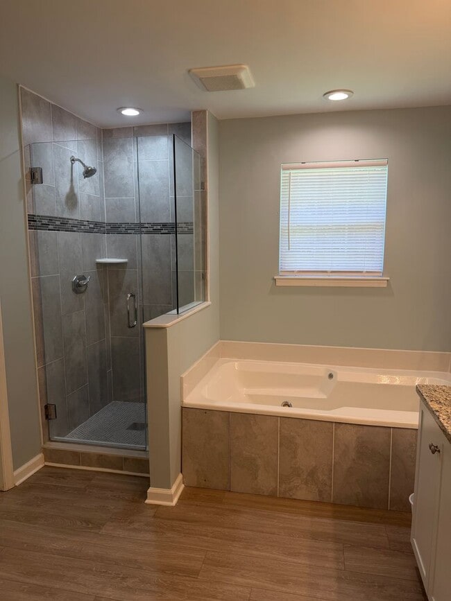 Building Photo - 4 bedroom home in Collegedale