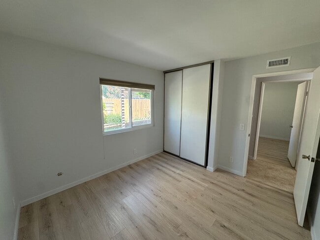 Building Photo - 4 bedroom - 2 Bathroom