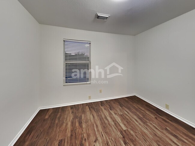 Building Photo - 6013 Midcrown Dr