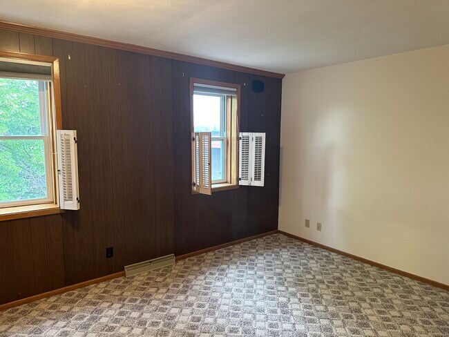 Building Photo - 420 N Cedar Ave