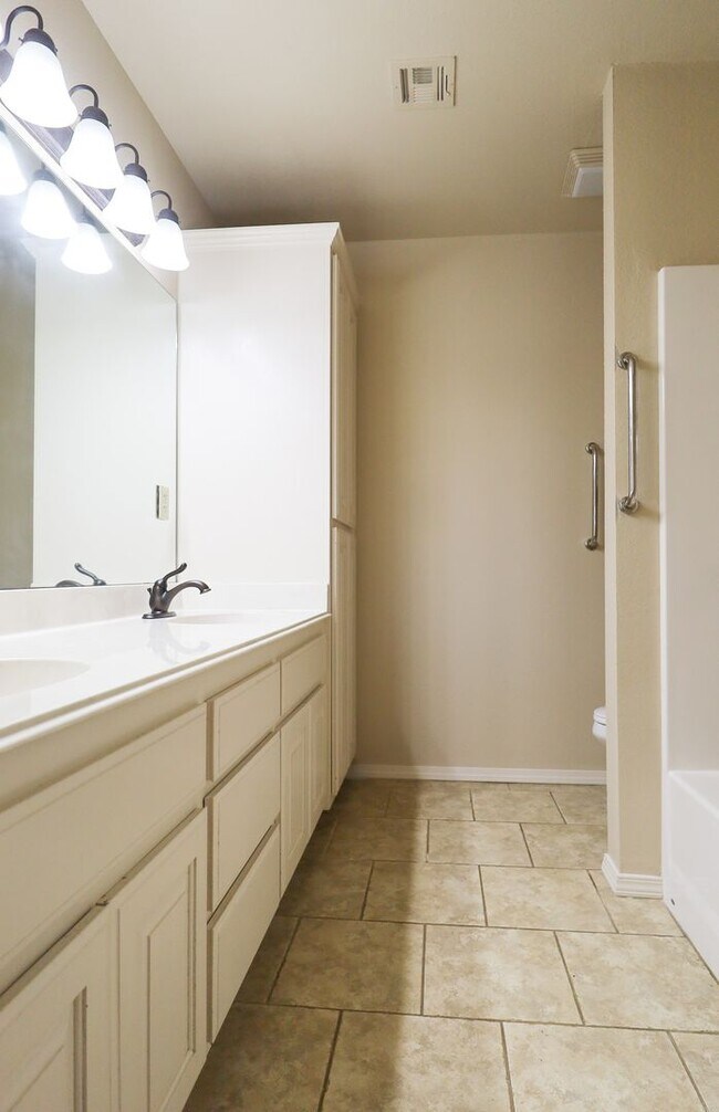 Building Photo - Spacious 4 bedroom 3 bathroom home In Sand Springs